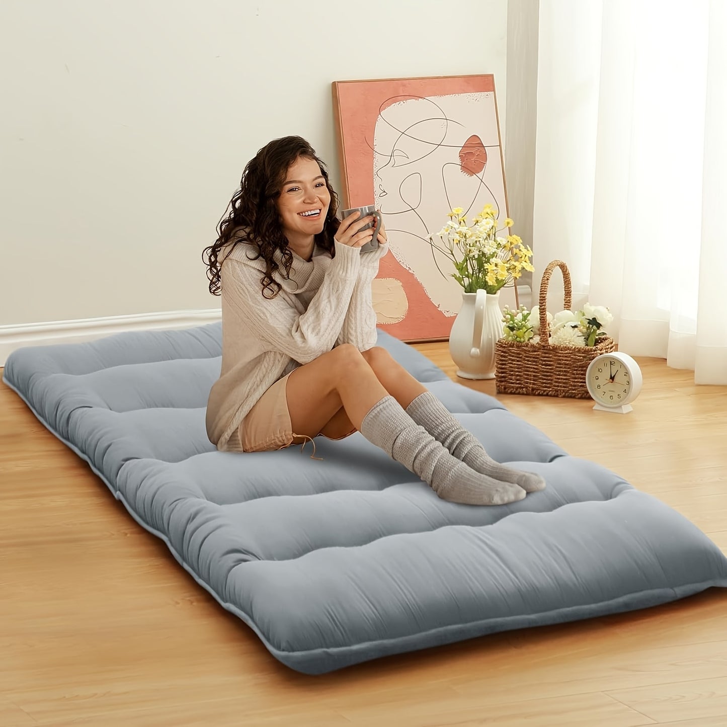 Graue faltbare japanische Futonmatratze – Komfort und Vielseitigkeit im minimalistischen Stil