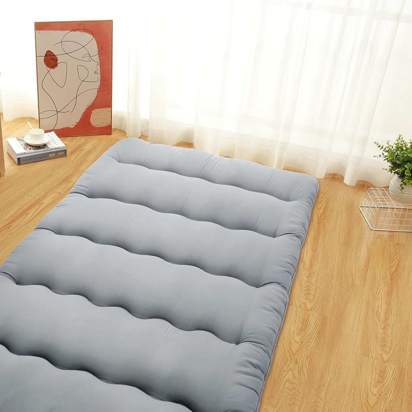 Graue faltbare japanische Futonmatratze – Komfort und Vielseitigkeit im minimalistischen Stil