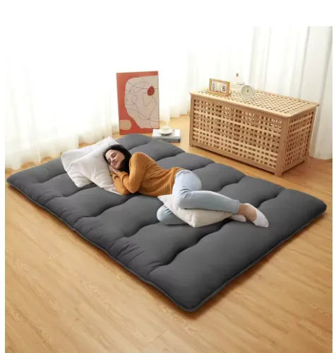Graue faltbare japanische Futonmatratze – Komfort und Vielseitigkeit im minimalistischen Stil